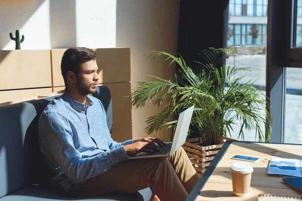 Uomo utilizzando il computer portatile — Foto stock