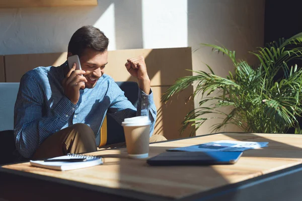 Mann spricht auf Smartphone — Stockfoto