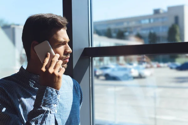 Mann spricht auf Smartphone — Stockfoto