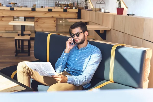 Mann spricht auf Smartphone — Stockfoto