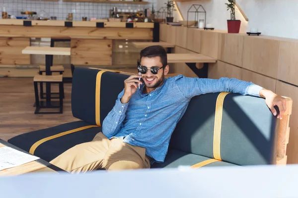 Man talking on smartphone — Stock Photo