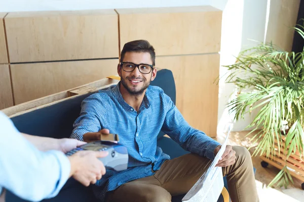 Payment by credit card and terminal — Stock Photo