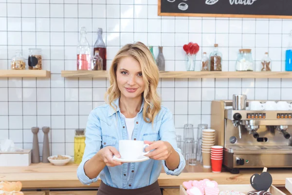 Barista in possesso di tazza di caffè — Stock Photo