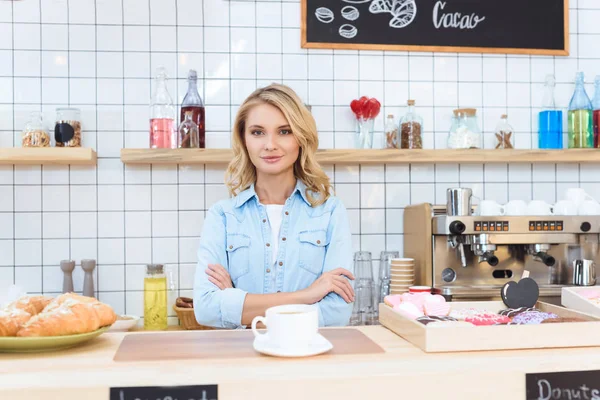 Приваблива молода barista — стокове фото