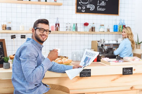 Uomo con giornale bere caffè — Foto stock