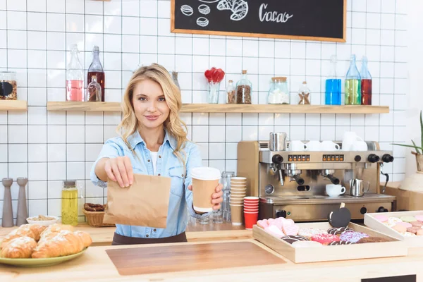 Cameriera che tiene il caffè per andare — Foto stock