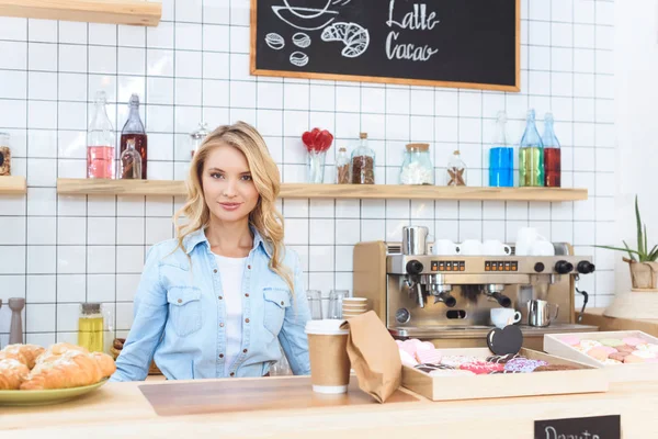 Belo barista — Fotografia de Stock