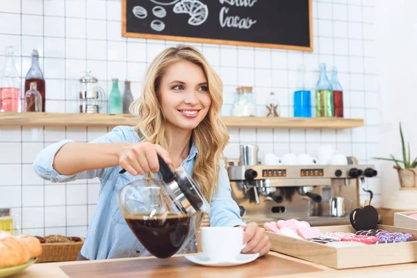 Barista schenkt Kaffee ein — Stockfoto