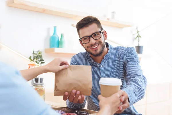 Cameriera e cliente con caffè da portare via — Foto stock