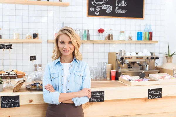 Selbstbewusste Kellnerin im Café — Stockfoto