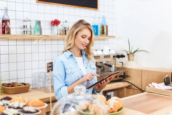 Serveuse utilisant une tablette numérique — Photo de stock