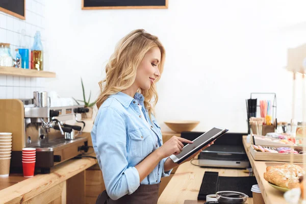 Waitress using digital tablet — Stock Photo