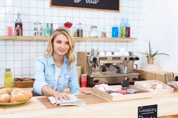 Waitress cleaning bar counter — Stock Photo