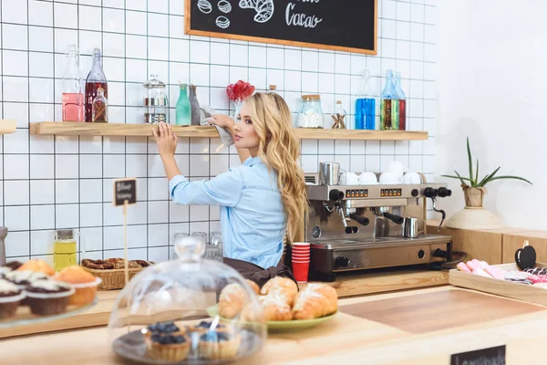 Waitress working in cafe — Stock Photo