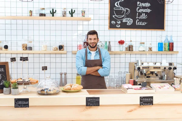 Camarero sonriente - foto de stock