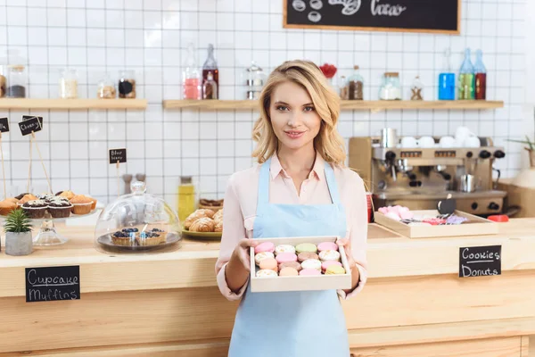 Camarera sosteniendo galletas — Stock Photo