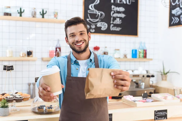 Barista com café para ir — Fotografia de Stock