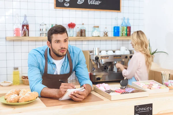 Couple travaillant ensemble dans un café — Photo de stock