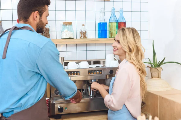 Café-Mitarbeiter, die Kaffee kochen — Stockfoto