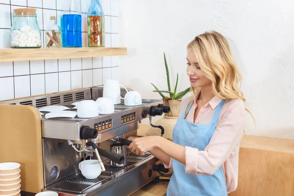 Barista fare il caffè — Foto stock