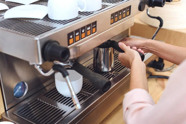 Barista making coffee — Stock Photo