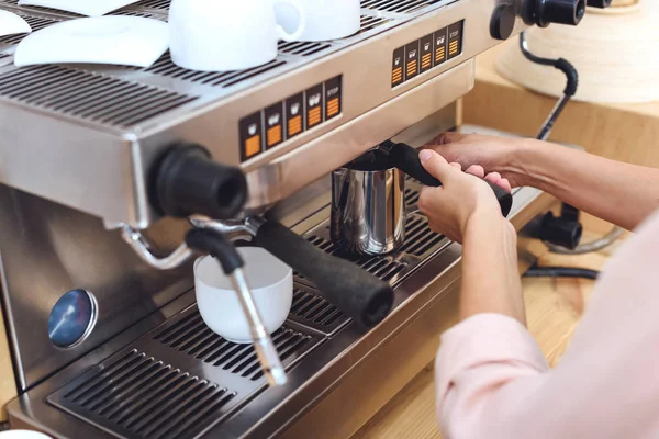 Barista fazendo café — Fotografia de Stock