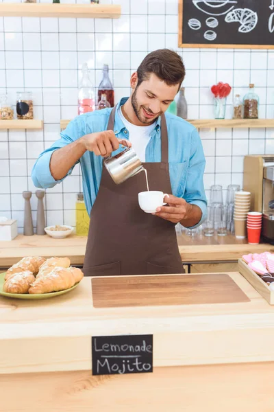 Barista making coffee — Stock Photo