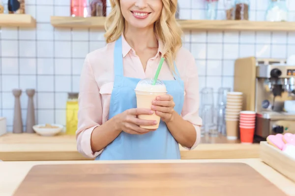 Waitress holding milkshake — Stock Photo