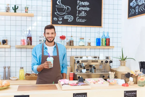 Barista hält Latte — Stockfoto