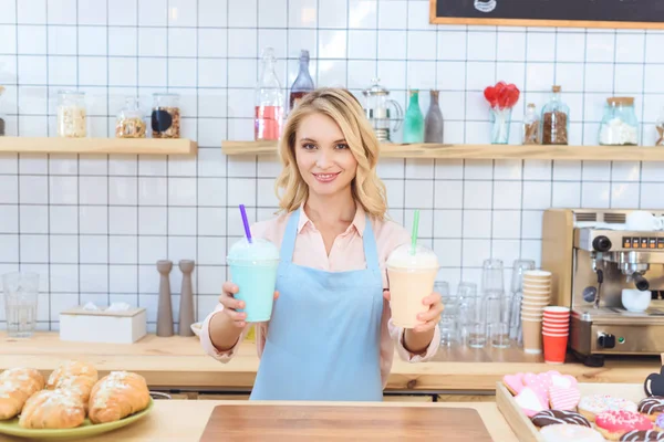 Waitress holding milkshakes — Stock Photo