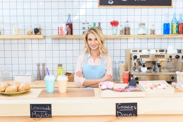 Hermosa camarera en la cafetería - foto de stock