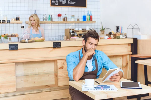 Propietario serio de una pequeña empresa - foto de stock