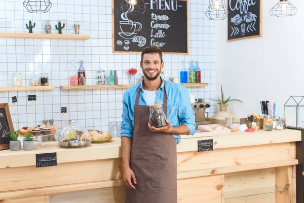 Barista con chicchi di caffè — Foto stock