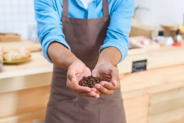 Barista con chicchi di caffè — Foto stock