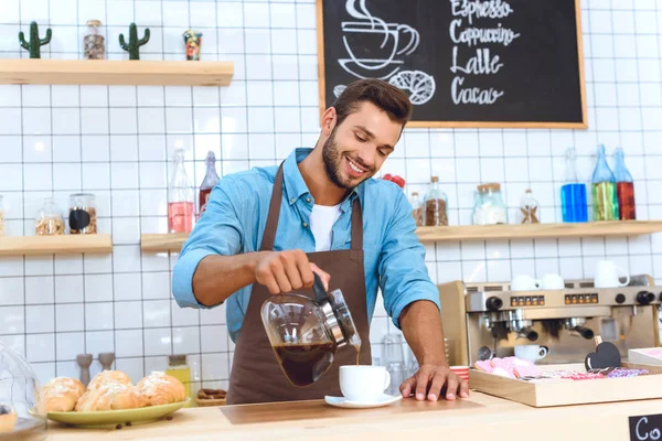 Barista despejando café — Fotografia de Stock