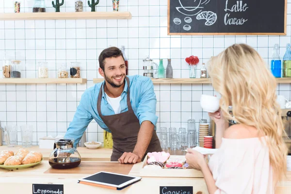 Barista et femme au café — Photo de stock