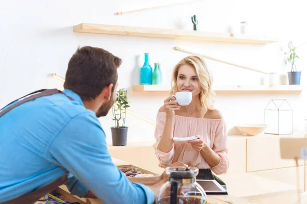 Barista y mujer en la cafetería - foto de stock