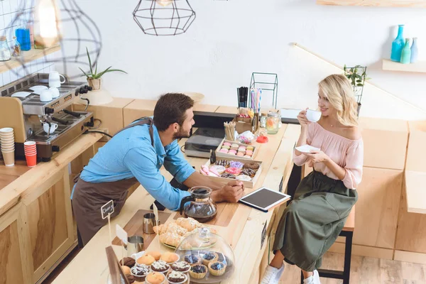 Barista e donna in caffè — Foto stock