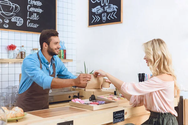 Serveur donner de la nourriture à emporter au client — Photo de stock