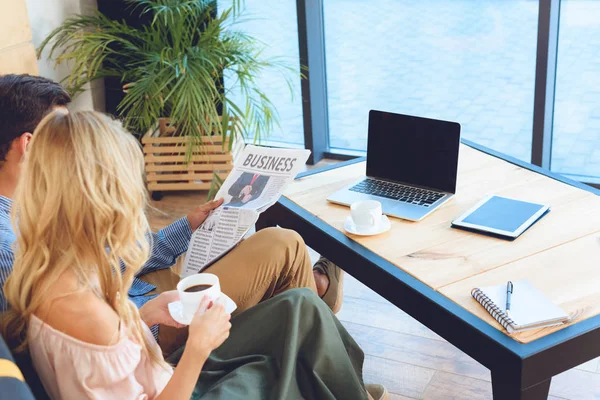 Couple avec journal et café — Photo de stock