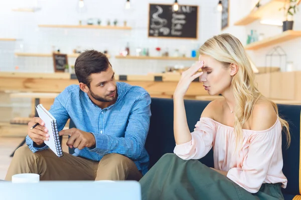 Casal sério trabalhando no café — Fotografia de Stock