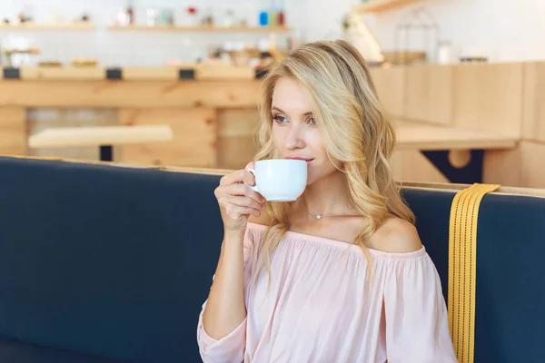 Frau trinkt Kaffee — Stockfoto