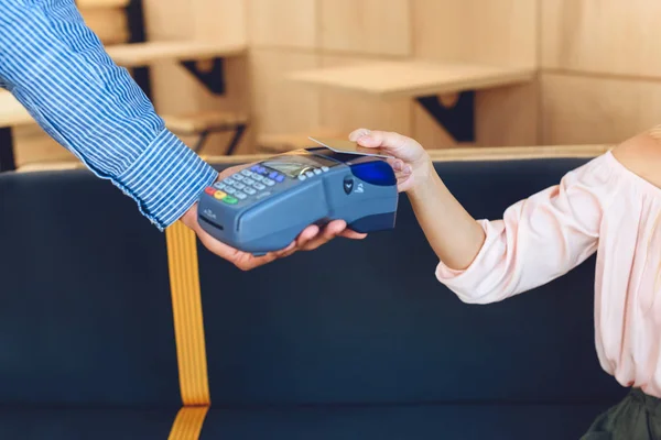 Pago con tarjeta de crédito y terminal - foto de stock