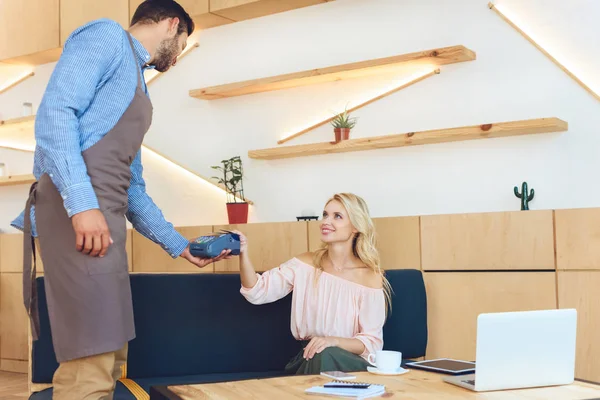 Payment by credit card and terminal — Stock Photo