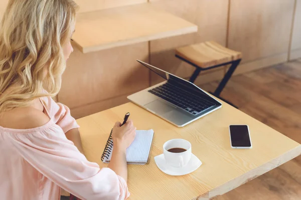 Businesswoman working in cafe — Stock Photo