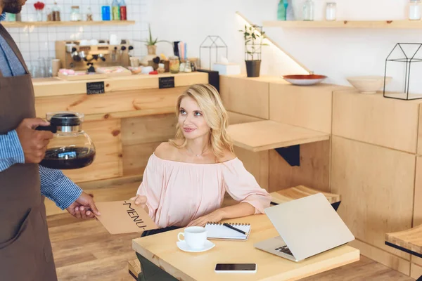 Kellner gibt dem Kunden Menü — Stockfoto