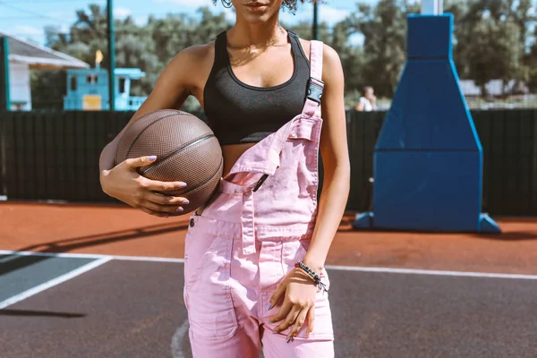 Donna afro-americana che tiene il basket — Foto stock