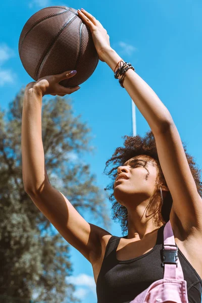 African-american woman throwing basketball — Stock Photo