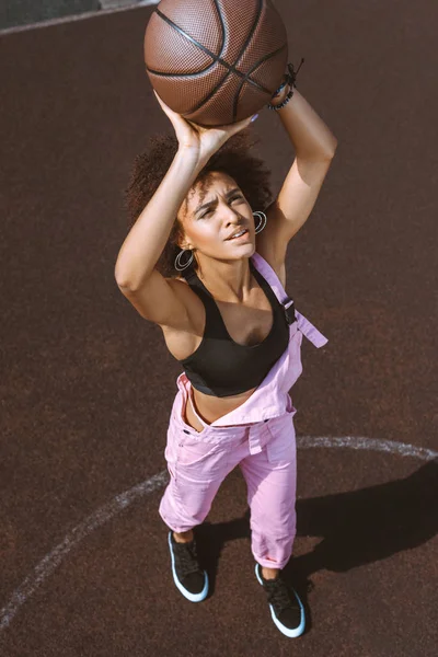 African-american woman throwing basketball — Stock Photo