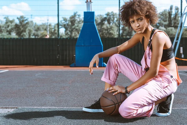 Afrikanisch-amerikanische Frau vor Sportgericht — Stockfoto